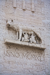 一块大理石，上面印着一头狼或她的狼雕像