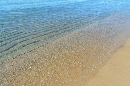 黑海海滩与金黄色的沙滩，蓝色新鲜清澈的水