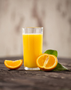 新鲜的橙汁饮料，木制的桌子上。水果桔子水。夏季饮料