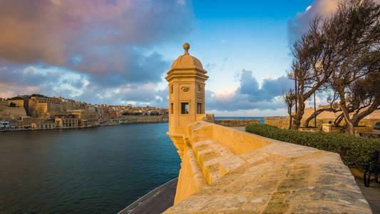 森格莱阿，马耳他看塔堡圣迈克尔，Gardjola 花园与瓦莱塔市和美丽的天空和云彩在日落