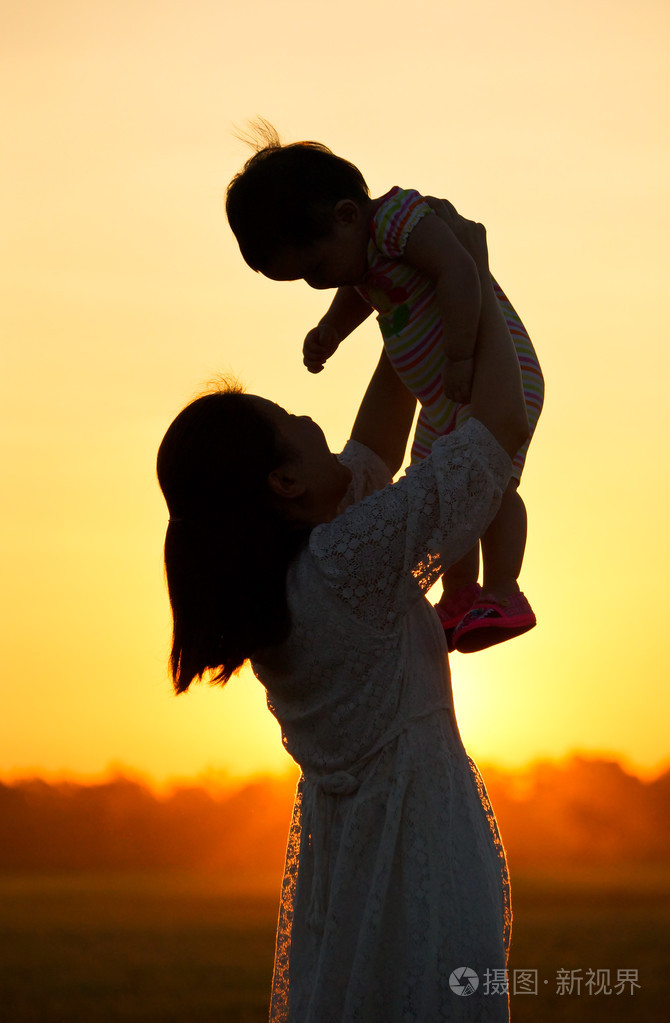 母亲和她的儿子剪影