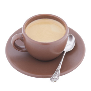 杯咖啡用勺子在白色背景上孤立