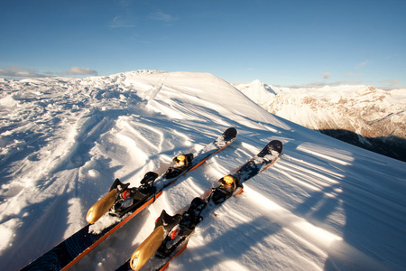 在意大利阿尔卑斯山滑雪在雪中