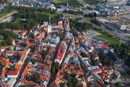 风景秀丽的夏天空中射击的很旧城在爱沙尼亚塔林