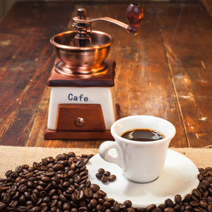 杯中背景磨床上木制的土气的黑咖啡