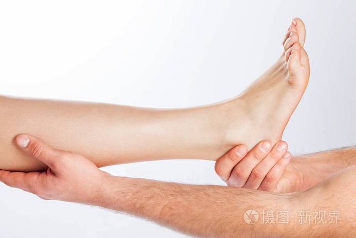 足部按摩的男性手照片 正版商用图片0bsctk 摄图新视界 足部按摩的男性手照片 正版商用图片0bsctk 摄图新视界