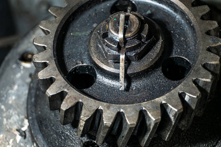 老人的侧面观想, 思考, 寻找解决方案与齿轮机构, 问题, 灯泡老腐蚀