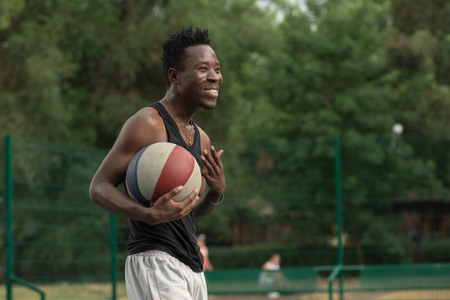非洲裔美国人在街头篮球场打。真正的和真实的活动