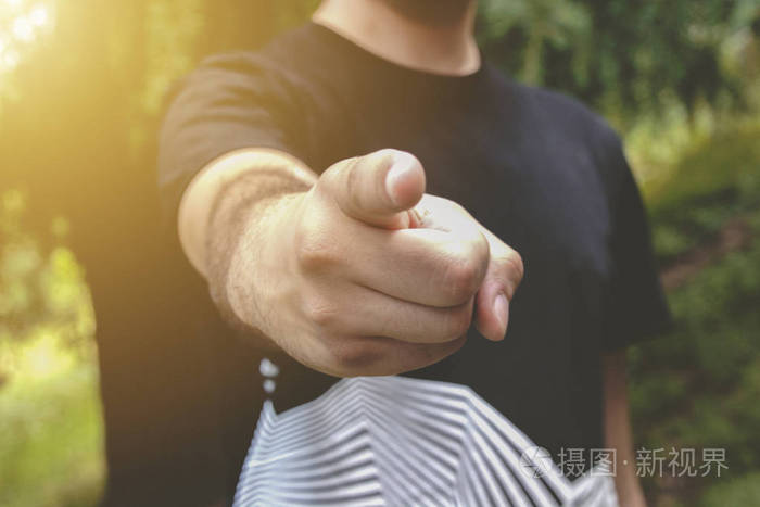 男人用手指指着你用手指指年轻人在公园里