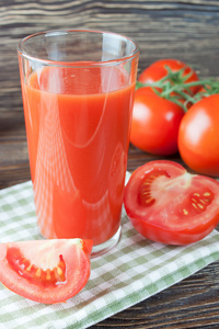 番茄汁和新鲜的西红柿，木制的桌子上