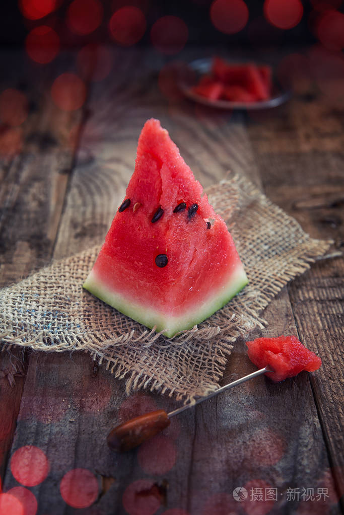 在木桌上的西瓜切片
