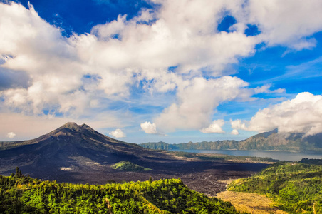 景观图的火山山古龙巴图尔，金塔马尼，巴厘岛