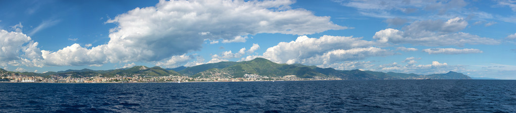 从海上热那亚城城市景观全景