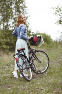 时尚女人与自行车