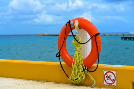 船上的救生圈图片