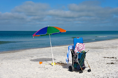 沙滩伞和购物车