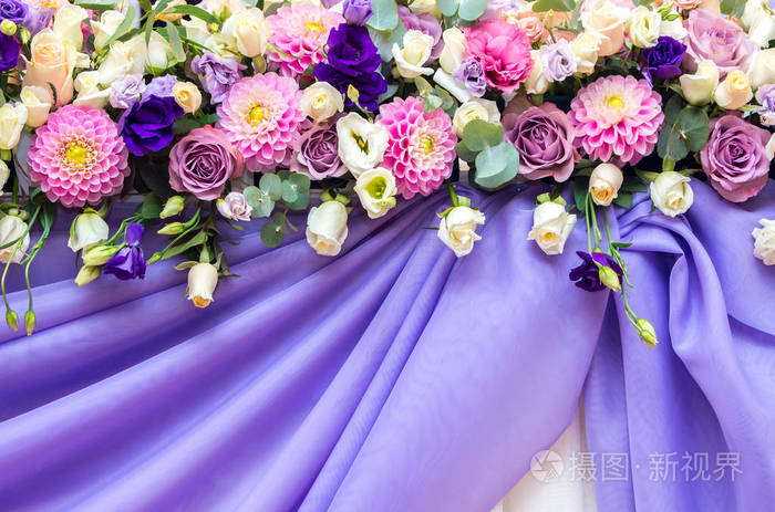 婚礼装饰用鲜花装饰着紫色的 cl