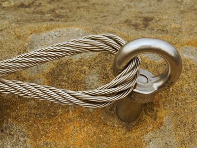 扭曲的铁绳固定在块中的螺丝钩照片