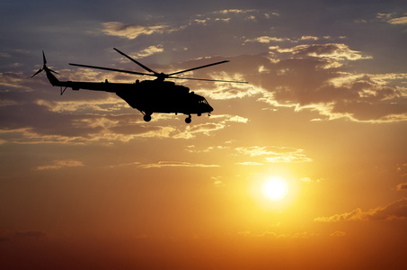 直升机在日落的图片图片