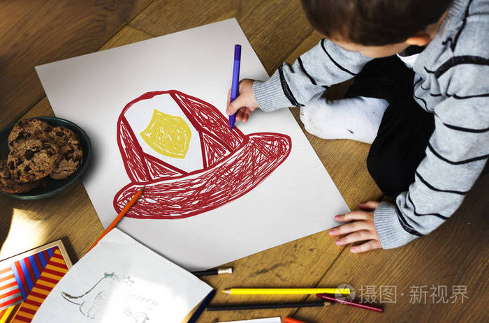 小男孩在专辑纸上绘图