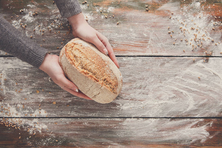 面包店概念背景。手拿面包