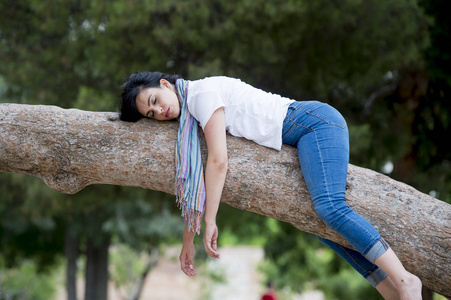 疲惫的女子，摆在树上
