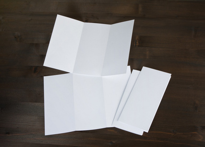 空白白色折叠纸传单