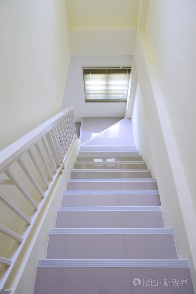 在白色家居楼梯内政