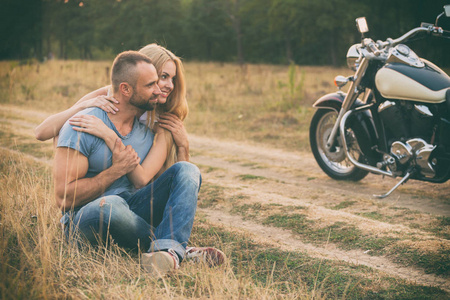 旅行和爱的激情，自行车道。在爱的路上与一辆摩托车的夫妇。男孩和女孩的爱