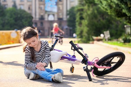 骑车的女孩可爱的小女孩在户外骑车照片