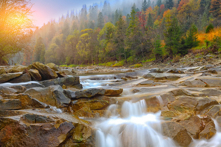 山区河流在秋天在日出