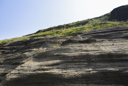 黑岩沉积岩(火山碎屑沉积)基岩电工在统一和硬帽子与电线电缆一起工作