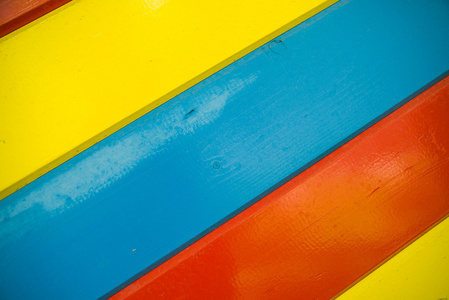 一些明亮的多彩色的木板对角排列