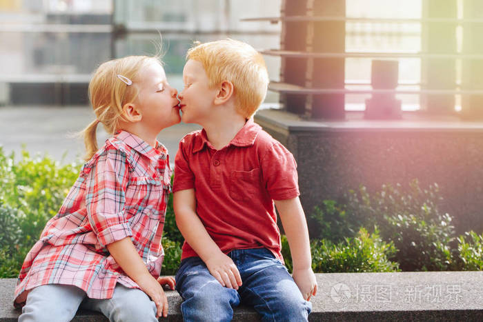 小男孩和女孩亲吻对方