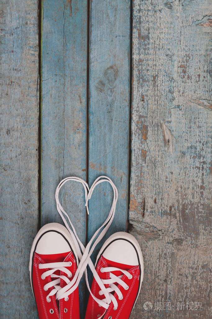 一双红色复古运动鞋蓝底白字木，鞋带