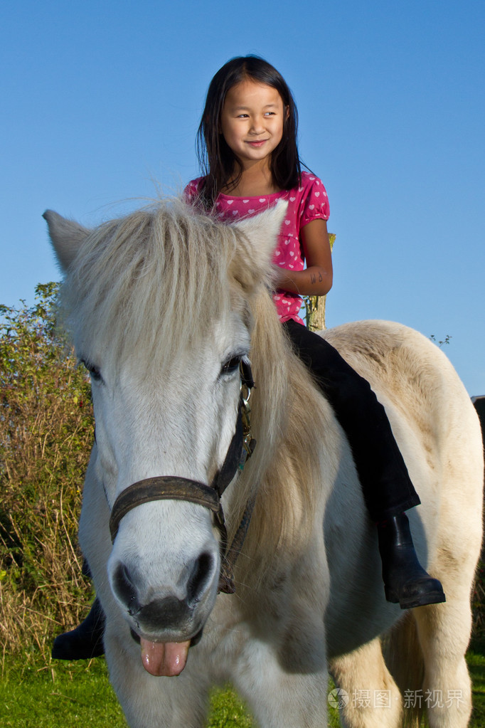 骑一匹白马的女孩