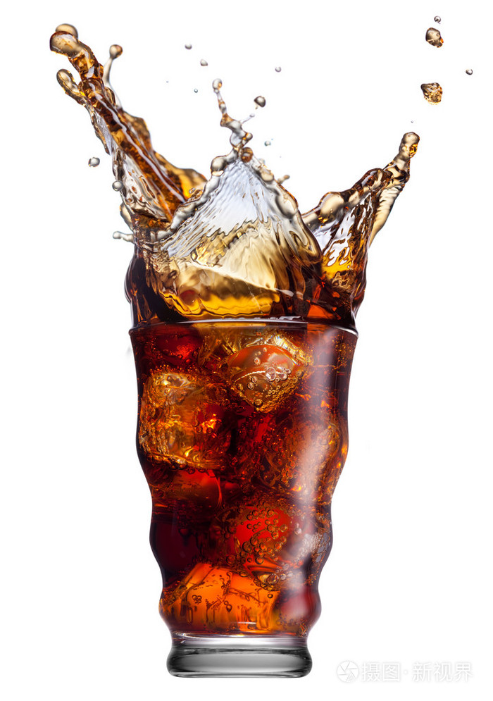 冰可乐玻璃和可乐溅在多维数据集脑疝