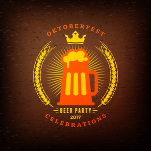 啤酒节的啤酒节庆祝活动。老式啤酒标签上棕色木制带纹理的背景。矢量设计元素
