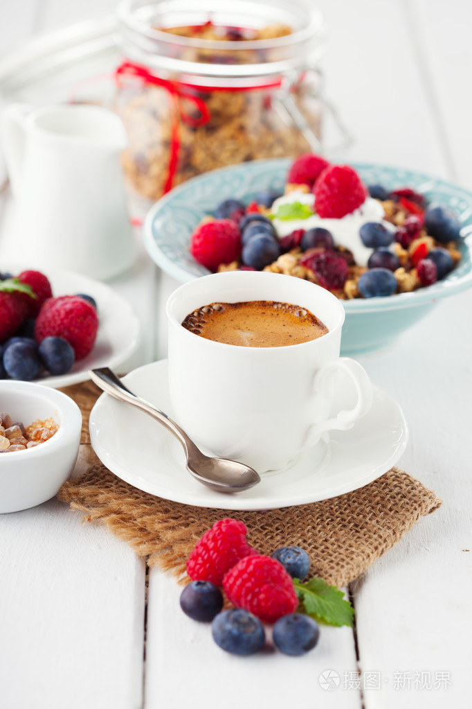 杯咖啡和牛奶什锦早餐