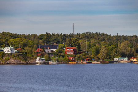 查看在小木屋，在瑞典斯德哥尔摩群岛的一个岛屿上。夏季日出时间