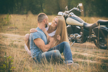 旅行和爱的激情，自行车道。在爱的路上与一辆摩托车的夫妇。男孩和女孩的爱