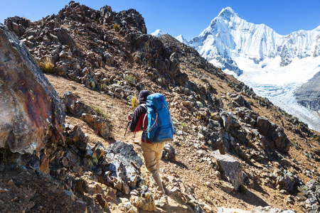 徒步旅行在科迪勒拉山系的场景