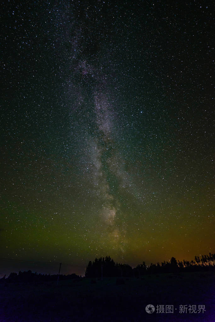 银河在夜空星星与一些树照片-正版商用图片0bt3l5-摄图新视界