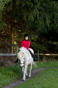 骑一匹白马的女孩