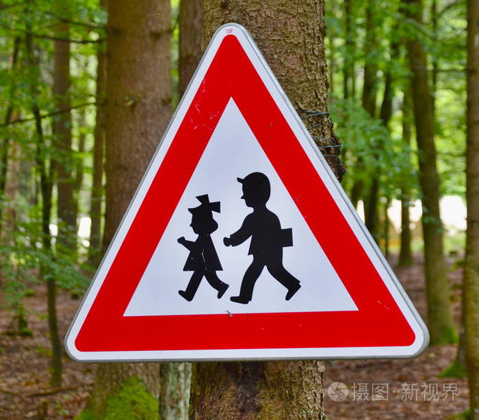 交通标志看着孩子