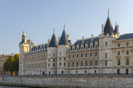 管家在巴黎，法国城堡的视图