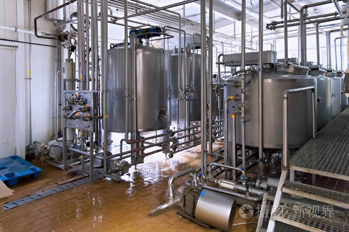 在对牛奶厂的设备上查看