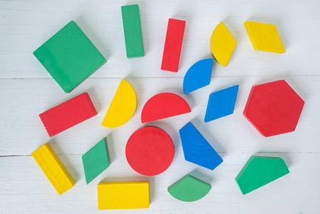 多个颜色多个形状和颜色的几何木头块,孩子们的玩具照片