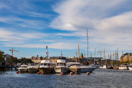 小船在斯德哥尔摩通道。夏天天视图