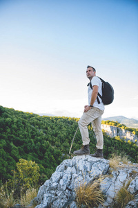 站在山顶上的徒步旅行者